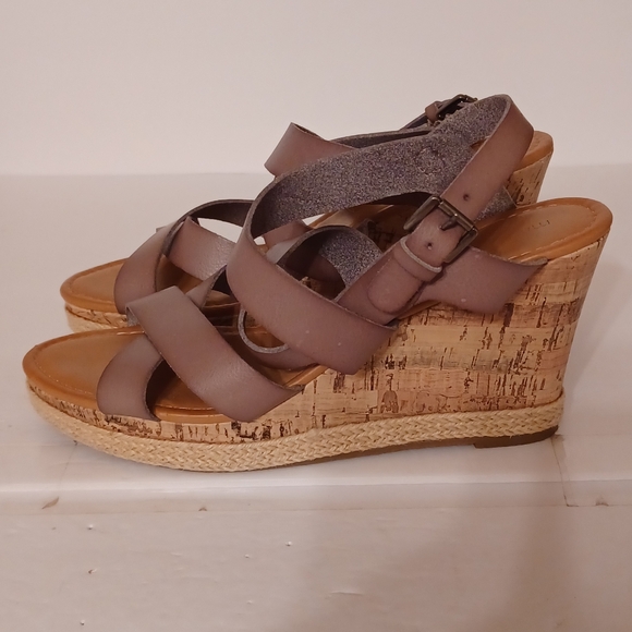 NWOT Women's MAURICES Tan Wedge Strap Sandals size 12 Leather - Picture 1 of 6
